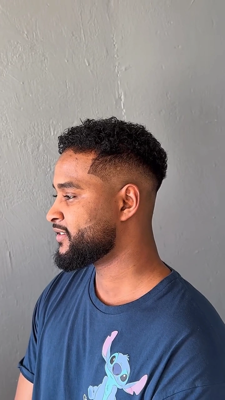 Profil après la transformation : boucles courtes et barbe dessinée