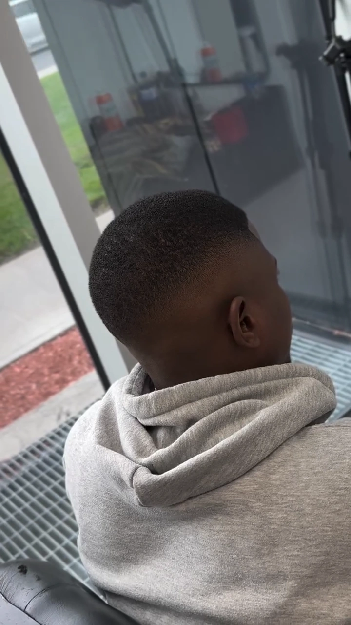 Vue arrière de la coupe terminée, avec dégradé et contours nets
