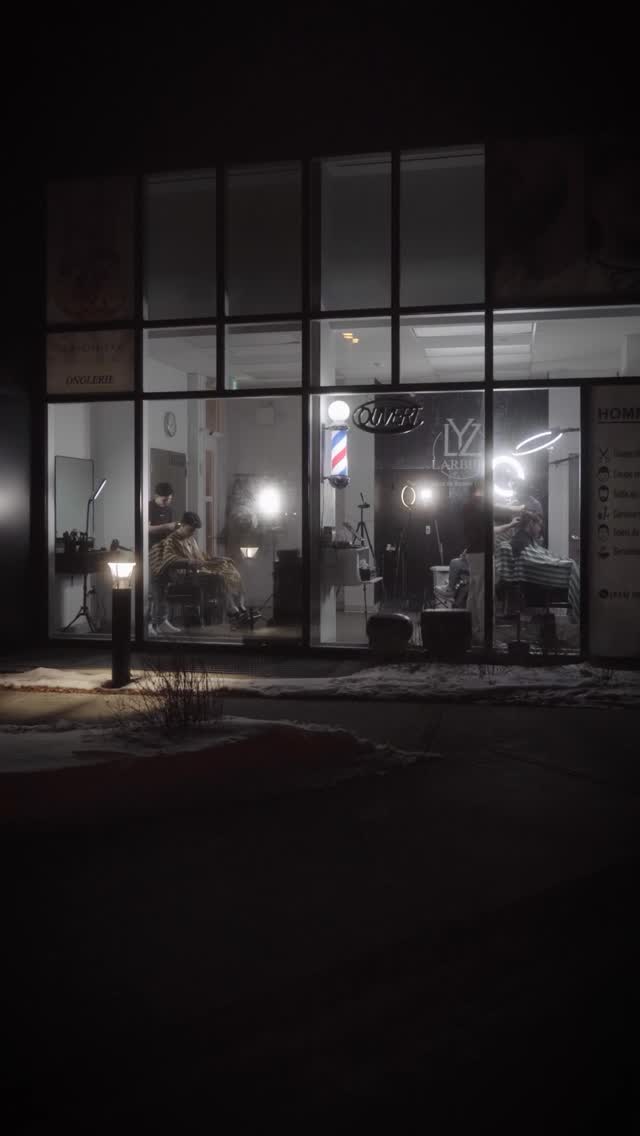 La façade vitrée et l’entrée du salon Lyz Barbier, au 245 boulevard du Plateau