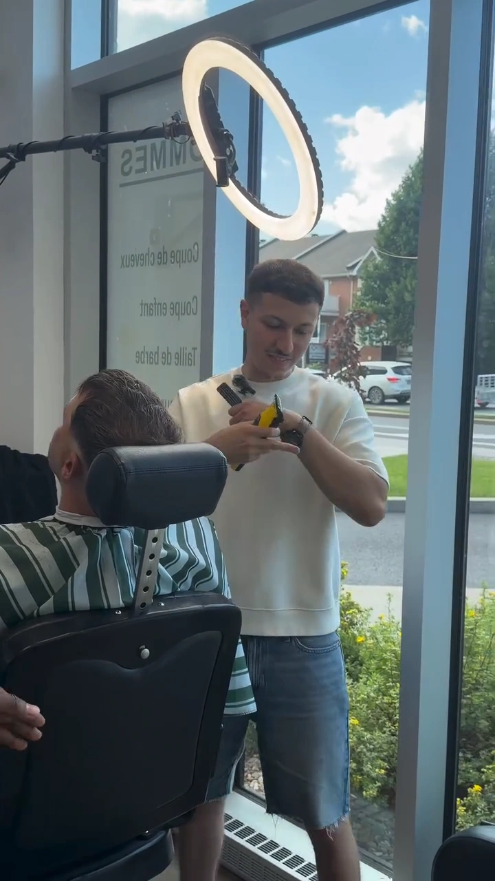 Un barbier à son poste, près des grandes fenêtres du salon Lyz