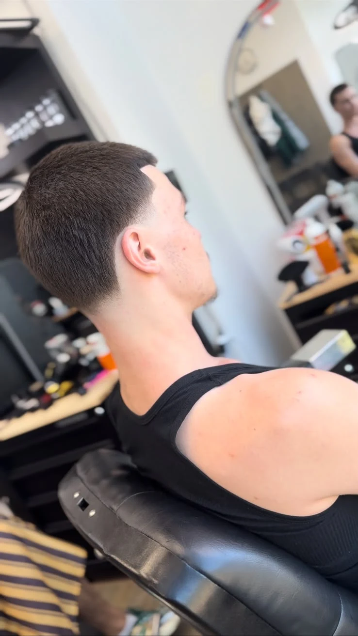Coupe courte avec dégradé aux tempes et à la nuque, vue de trois quarts arrière